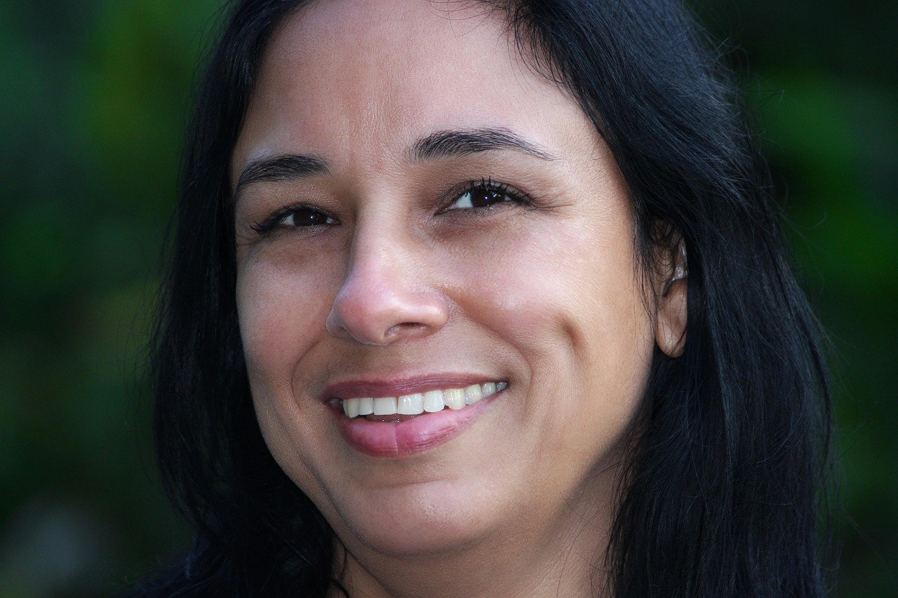 mujer, rostro, rostro de mujer, sonrrisa, nelidé, nelidé sánchez, nelidé sánchez rabelo, mirada, foto de cerca, persona